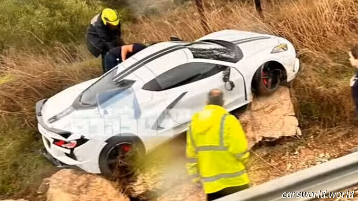 Corvette C8 врезается в скалы после падения под дождем | Carscoops